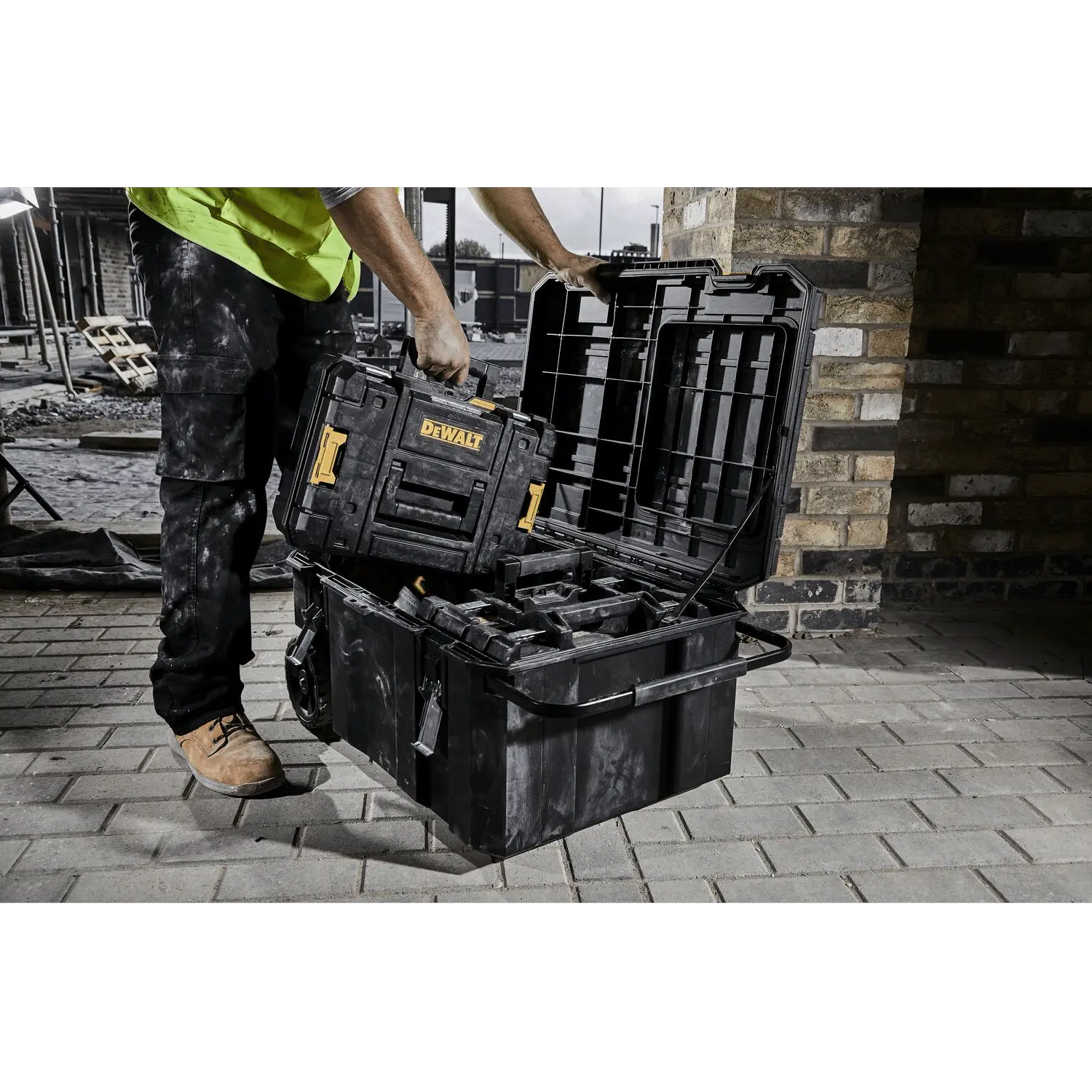 DEWALT TSTAK gereedschapskoffer: robuust, opbergruimte, eenvoudig te transporteren.