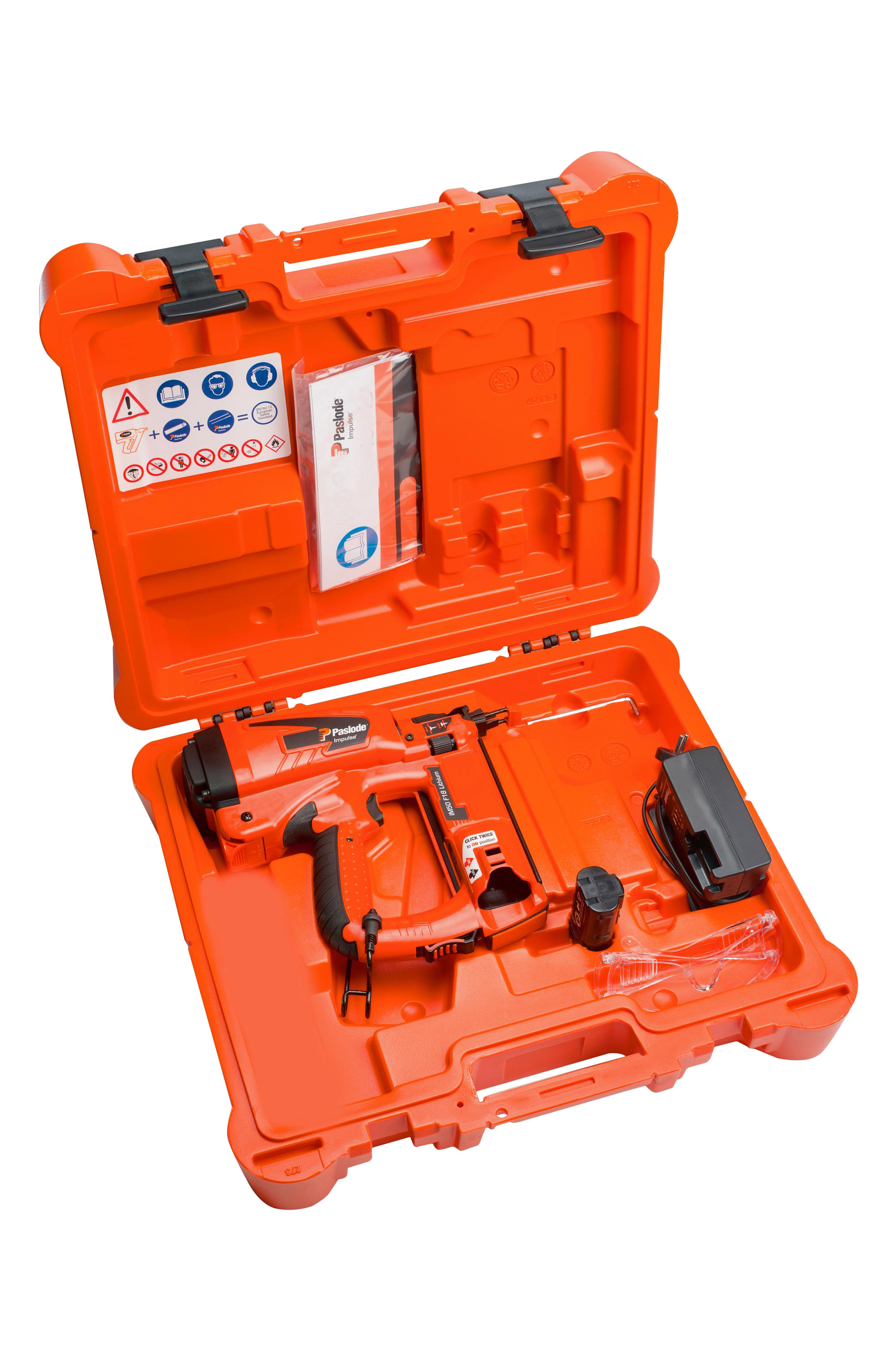 Oranje Nagelapparaat PASLODE 13332 Impulse Im50F18. Met zwarte accenten op accu. Precieze schietneus. Knop om diepte aan te passen. Geleverd met accu, accu-lader, veiligheidsbril, inbussleutel en gebruiksaanwijzing. Oranje kunststoffen koffer.